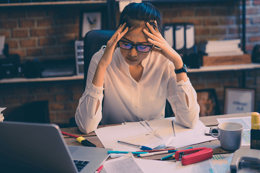 bad habits creating back pain while working at desk